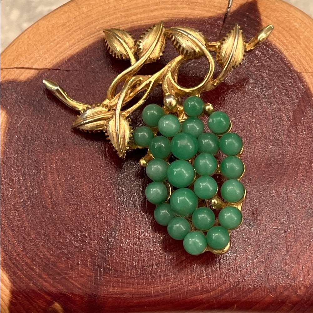 Green stone Grapes Cluster Brooch